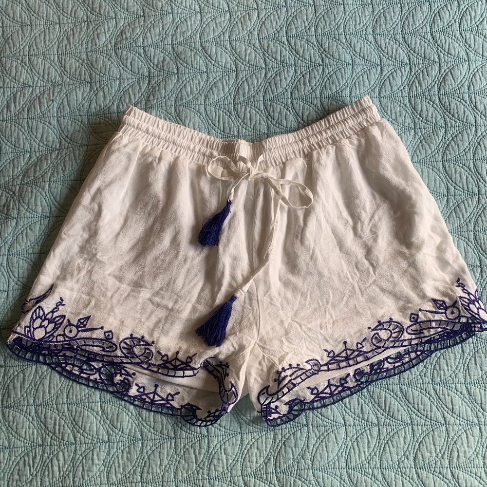 Boho Chic White Shorts with Navy Stitching Size S